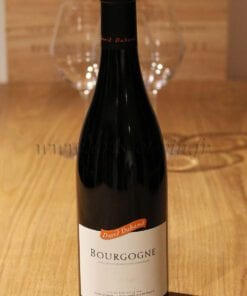 bouteille Bourgogne Pinot Noir David Duband sur table en bois