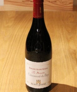 bouteille Châteauneuf du Pape Le Myocene Alain Jaume sur une table en bois
