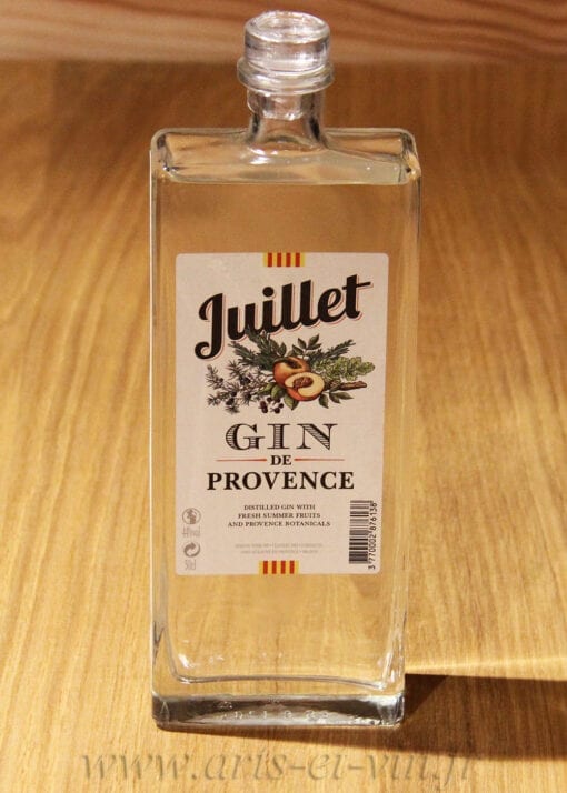 bouteille Gin de Provence Juillet Ferroni sur table en bois
