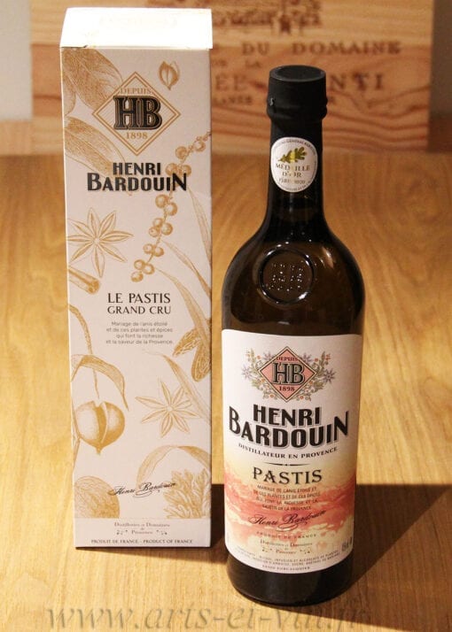 bouteille de Pastis Bardouin 70cl sur une table en bois