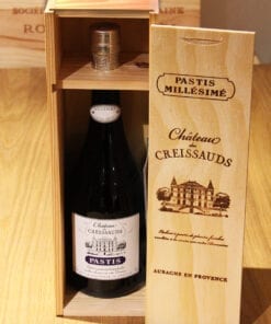 coffret bois bouteille Pastis Château des Creissauds Ferroni sur table en bois