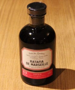 bouteille Ratafia de Marseille Ferroni sur table en bois