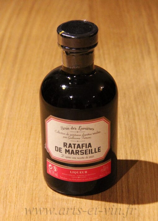bouteille Ratafia de Marseille Ferroni sur table en bois