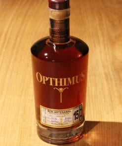 bouteille Rhum Opthimus 15 sur table en bois