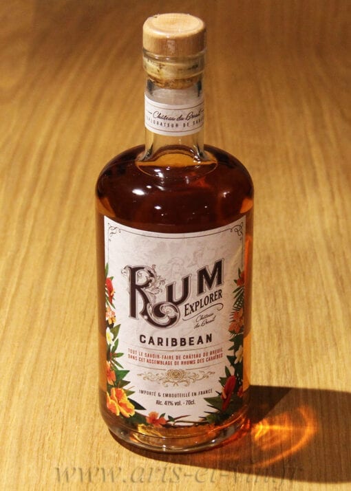 bouteille Rum Explorer Caribbean sur table en bois
