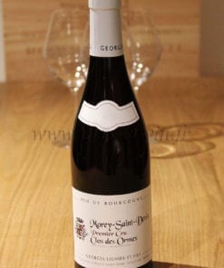bouteille Morey Saint Denis Clos des Ormes Lignier sur table en bois