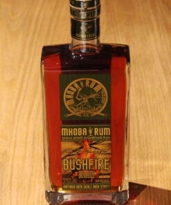 bouteille Rhum Mhoba Bushfire sur table en bois