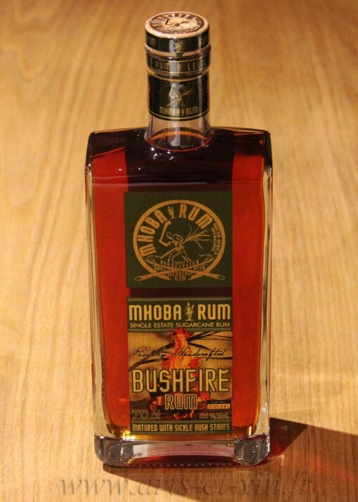 bouteille Rhum Mhoba Bushfire sur table en bois