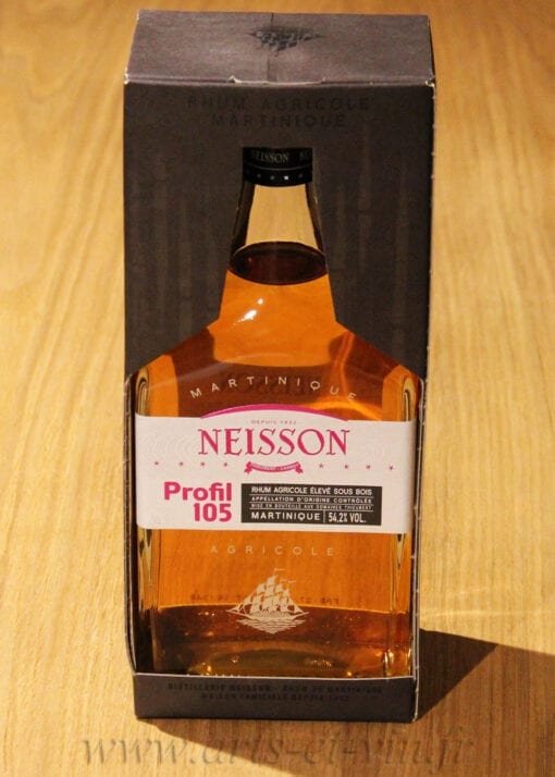 bouteille Rhum Neisson Profil 105 sur table en bois