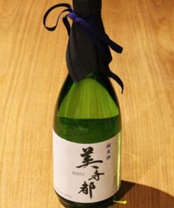 bouteille Sake Bijito sur table en bois