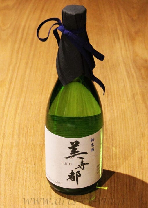 bouteille Sake Bijito sur table en bois