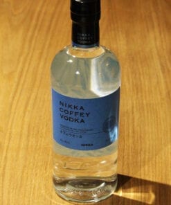 bouteille Vodka Nikka Coffey sur table en bois