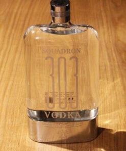 Vodka Squadron 303 Flask Original sur table en bois