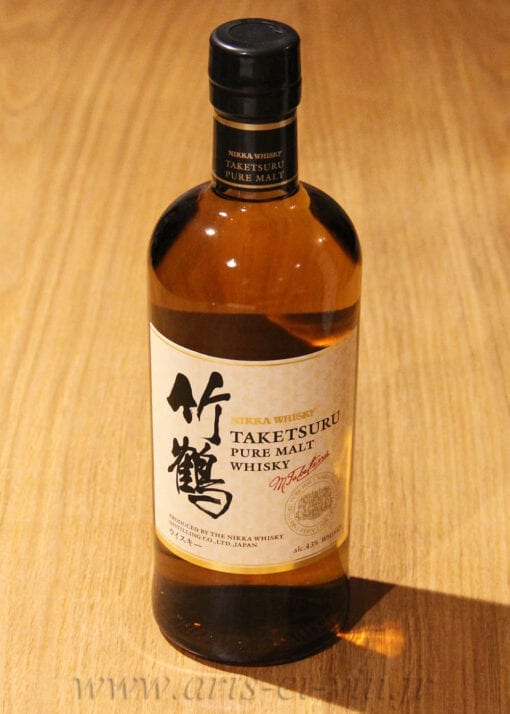 Bouteille Whisky Nikka Taketsuru sur table en bois