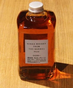 bouteille Whisky Nikka from the Barrel sur table en bois