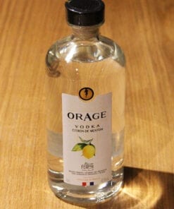 bouteille Vodka Orage Citron de menton sur table en bois