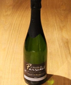 bouteille Cremant de Bourgogne Perraud sur table en bois