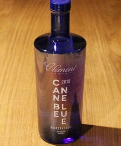 bouteille Rhum Clement Canne Bleue sur table en bois