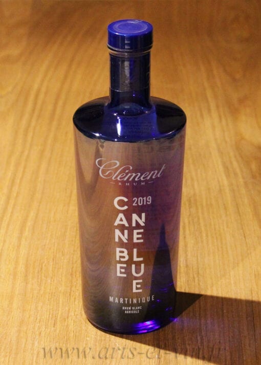 bouteille Rhum Clement Canne Bleue sur table en bois
