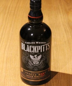 bouteille Whisky Teeling Blackpitts sur table en bois
